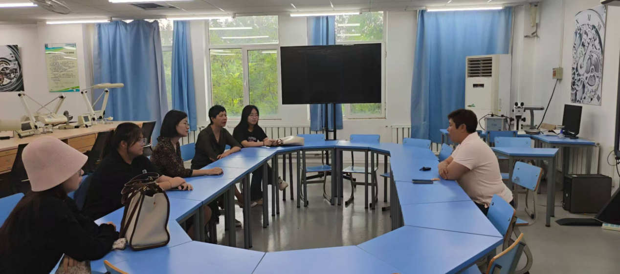 3.团队与天津现代职业技术公司相关老师座谈