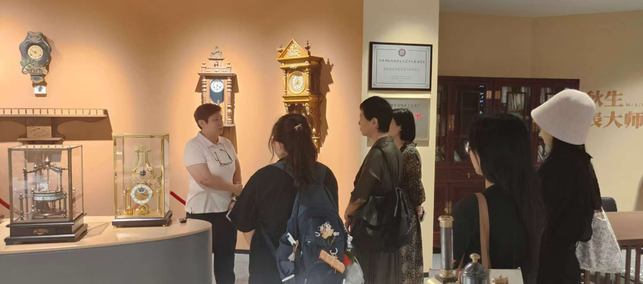 团队参观“钟表与精密制造产教融合实践中心暨天津市非遗传承基地李秋生工作室